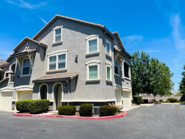 Building Photo - Beautiful Tri-Level Condominium in Gated Elk Grove Community!