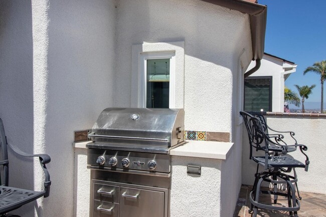 Building Photo - Prestigious Ocean View Retreat – Fully Rem...