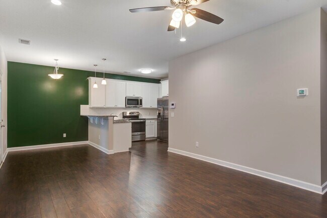 Building Photo - 108 Pine Ct