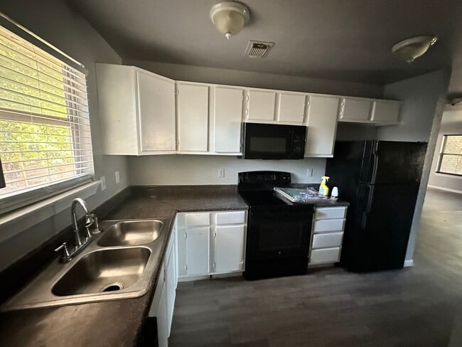 Building Photo - 4 Bedroom 2 Bathroom in 76105 Available!