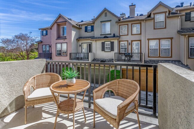 Building Photo - Available now, Townhouse in MV! $5,500