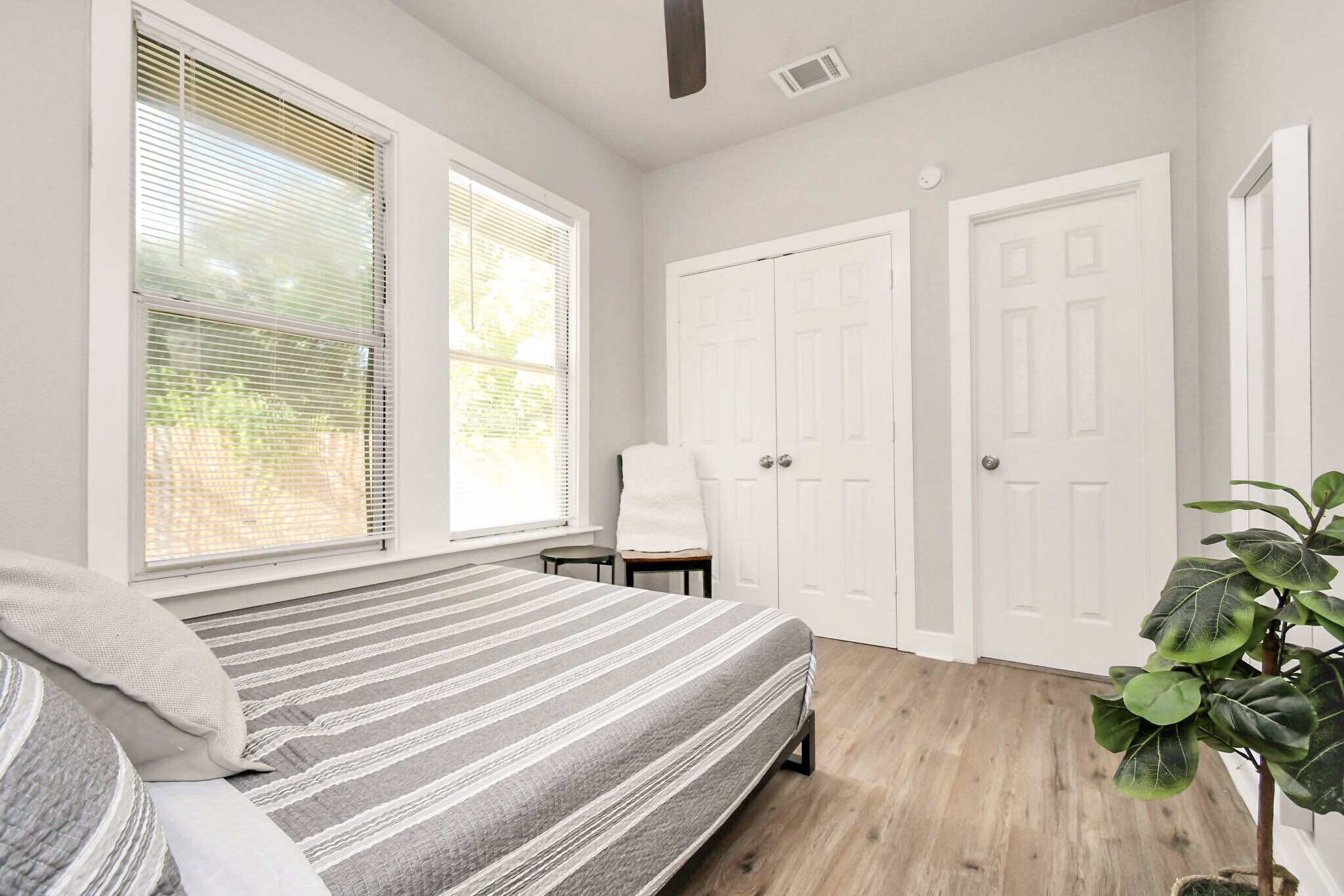 Building Photo - 1326 Hussion St