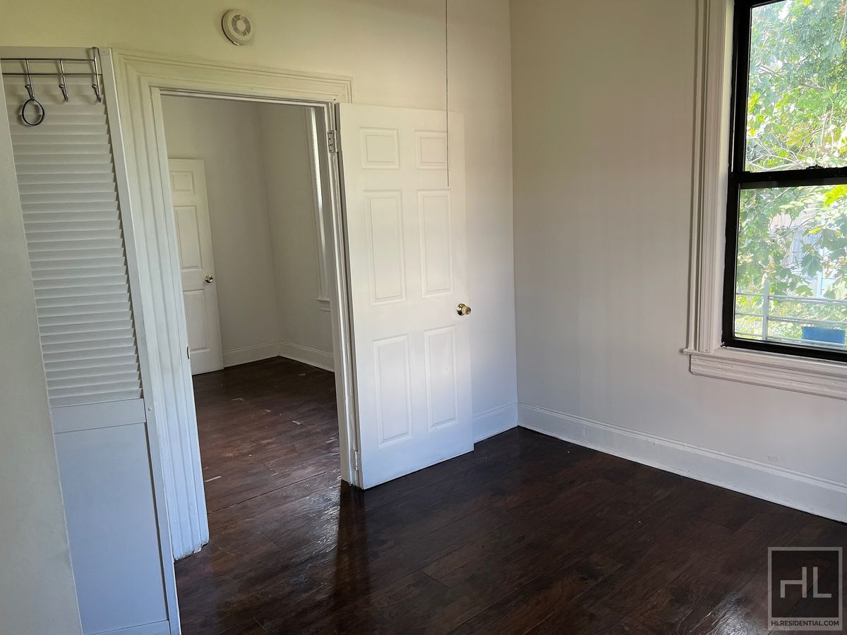 Building Photo - 3BR 1BA Sunny Corner Duplex w/ private yard