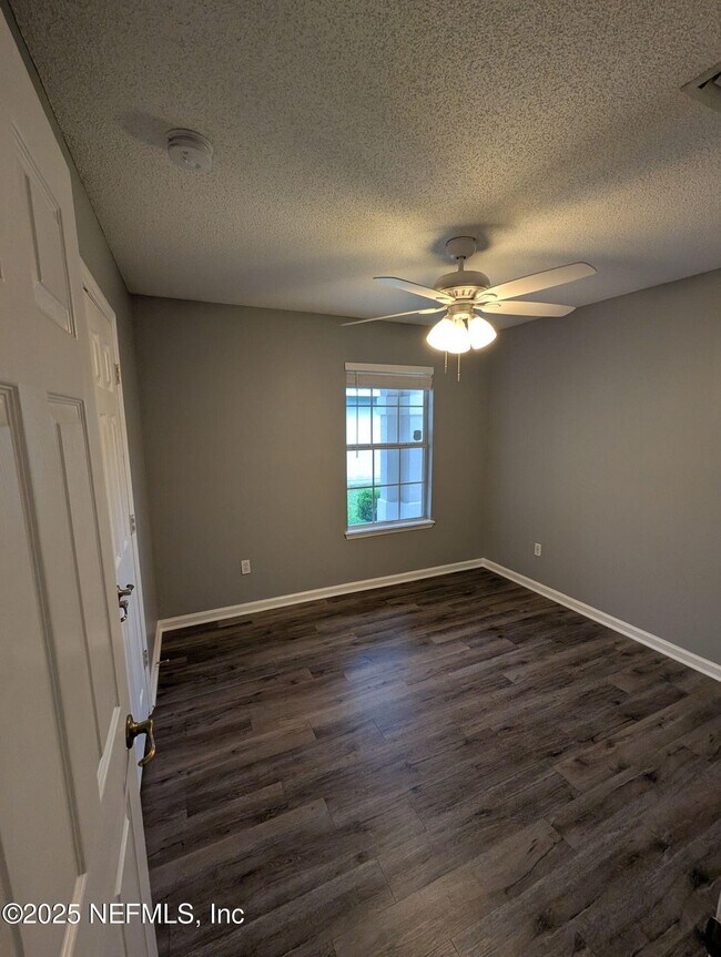 Building Photo - 712 N Edenbridge Way