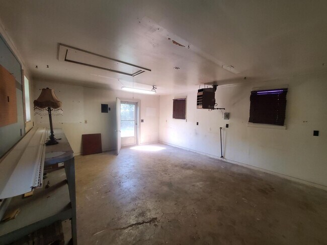 Building Photo - Single family home Recently renovated, mov...