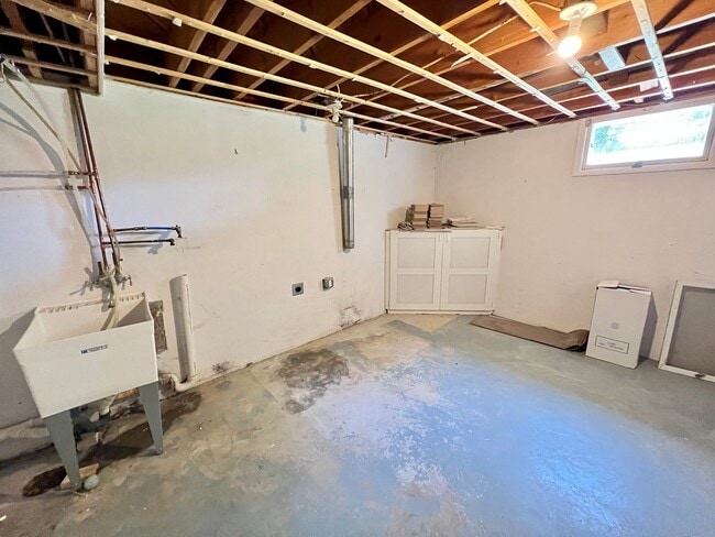 Building Photo - Updated 4 bed 2 bath house!