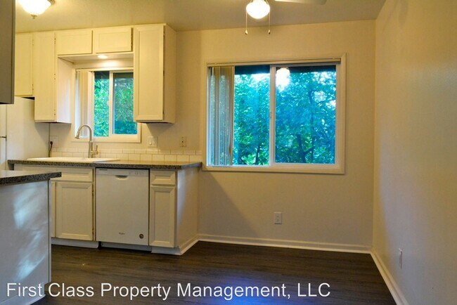 Building Photo - 3855 Lake Grove Ave