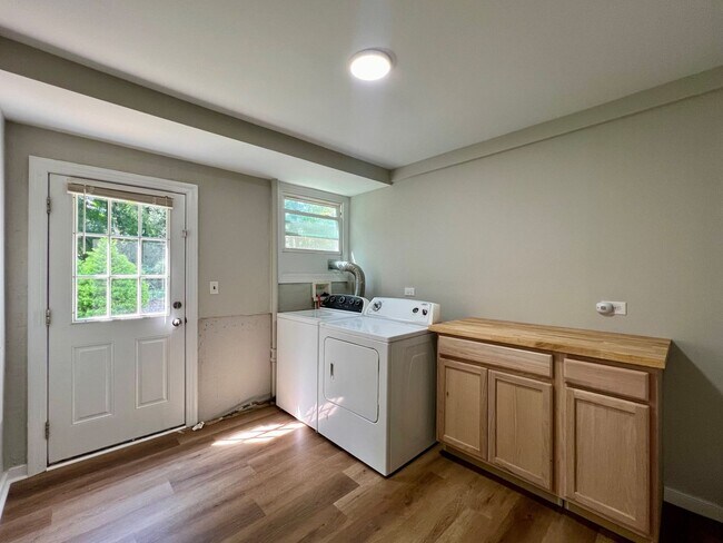 Building Photo - Nicely Updated, Pet-Friendly Fry's Spring Duplex