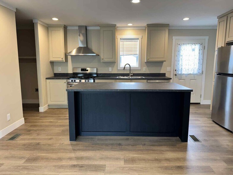 Building Photo - 48571 Lakeview Cir