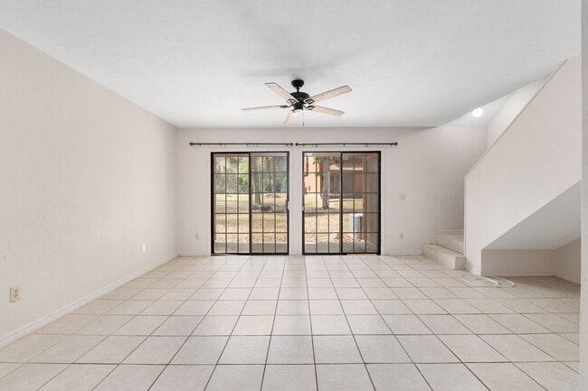 Building Photo - Spacious 3/3 townhome-style condo in Rockwood Villas with washer/dryer