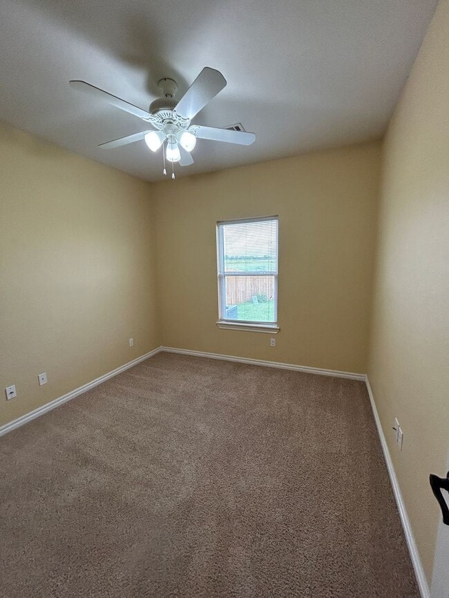 Building Photo - 4 bedroom, 2 bathroom NOW Available!