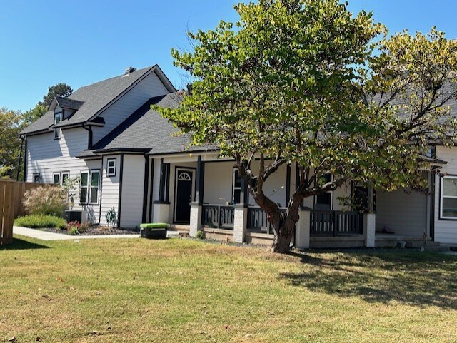Building Photo - 409 W Maple Ave