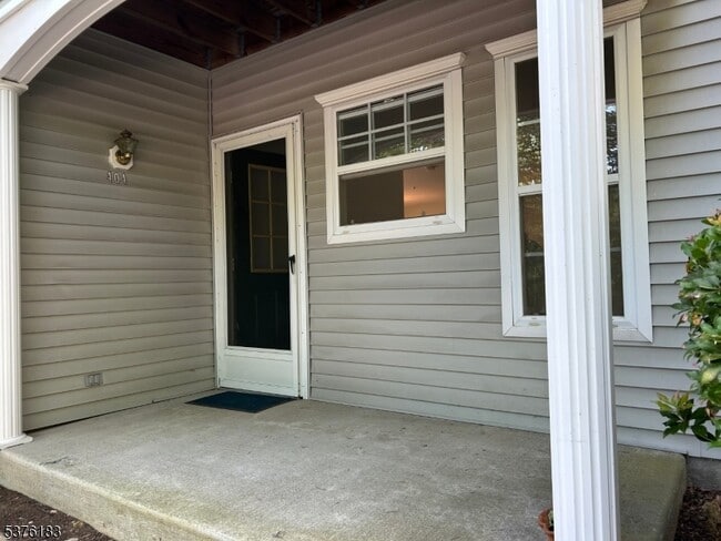 Building Photo - 404 Chatfield Dr