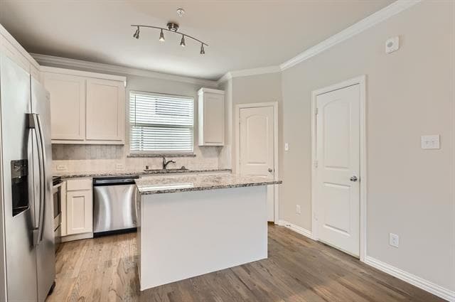 Building Photo - 301 E Lamar St