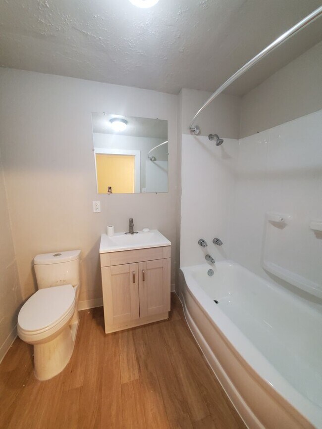 Building Photo - ** Charming 2 Story *Newly Renovated***