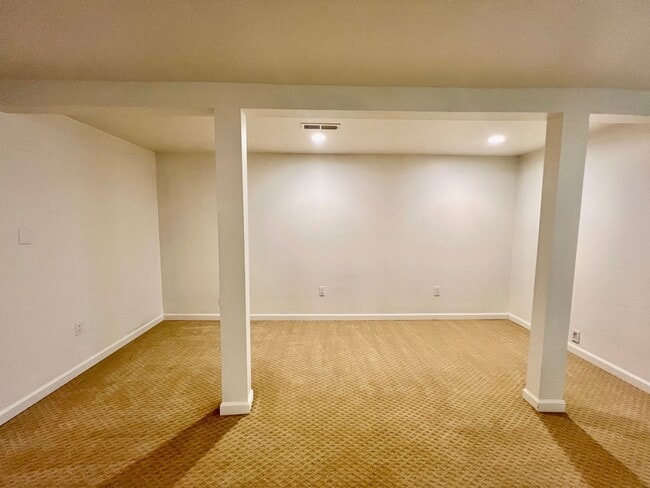 Building Photo - Cozy 1 bedroom with Kitchenette available now! - $1,700/mo