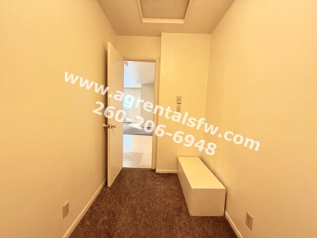 Building Photo - 1042 Lewis Pl