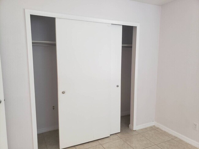 Building Photo - 2/2/1 Single Family Home Available NOW!