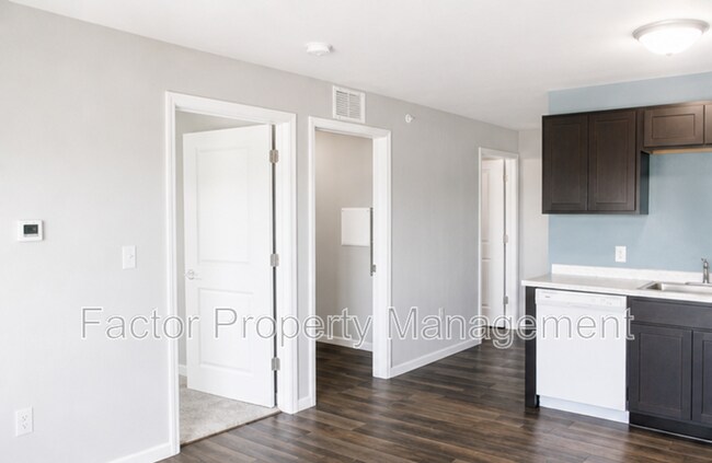 Building Photo - 561 S Elk St