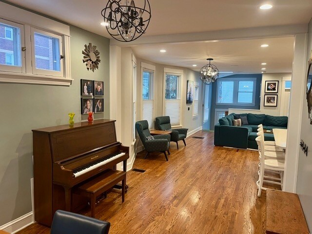 Building Photo - 3700 N Hermitage Ave