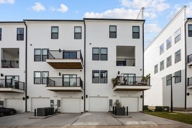 Building Photo - 1233 S Blount St