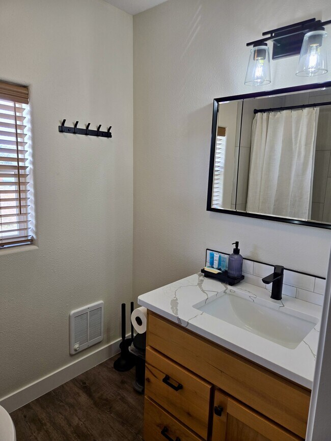 Building Photo - 43143 Riverview Dr