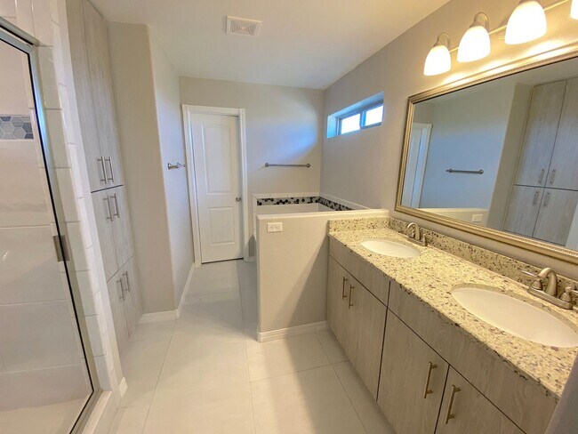 Building Photo - Spacious 4 Bedroom Refrig A/C Home
