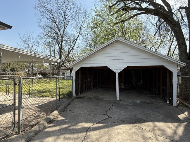 Building Photo - 226 12th Ave NW