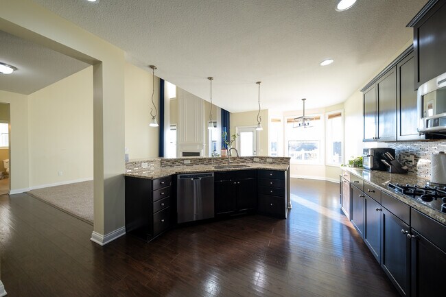 Building Photo - 5075 Jewel Ln N