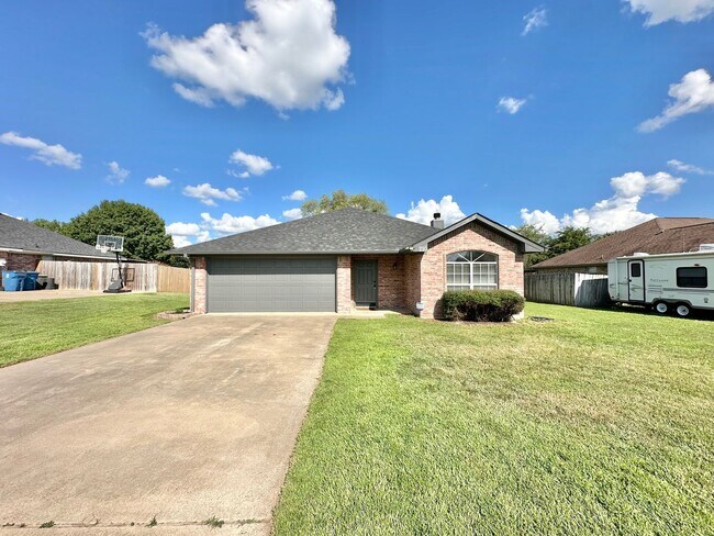 Building Photo - Discover the charm of this 3 bed 2 bath ex...