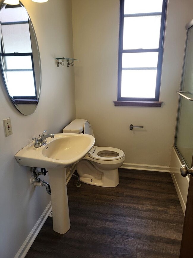 Building Photo - 4 bedroom 2 bath in Mt Washington! Available now!