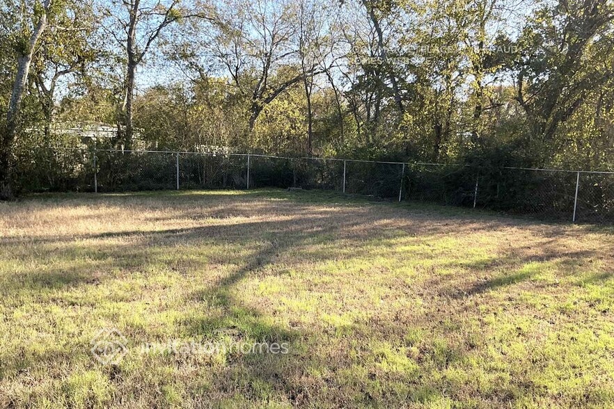 Building Photo - 606 College Mound Rd