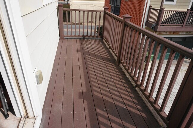 Building Photo - Charming 3Bedroom/3.5Bath Townhome in Ridg...