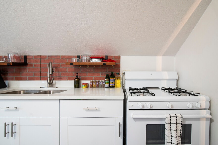 Building Photo - 1895 S 200 E