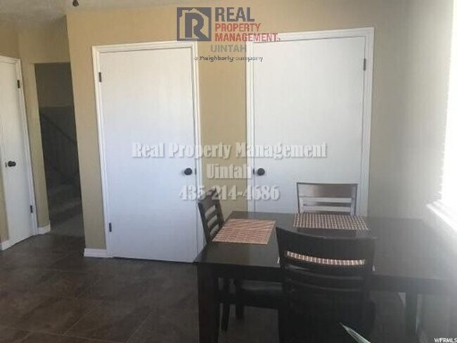 Building Photo - 3 Bed 2 Bath Duplex