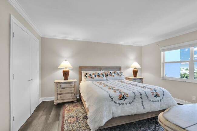 Building Photo - 1169 Hillsboro Mile