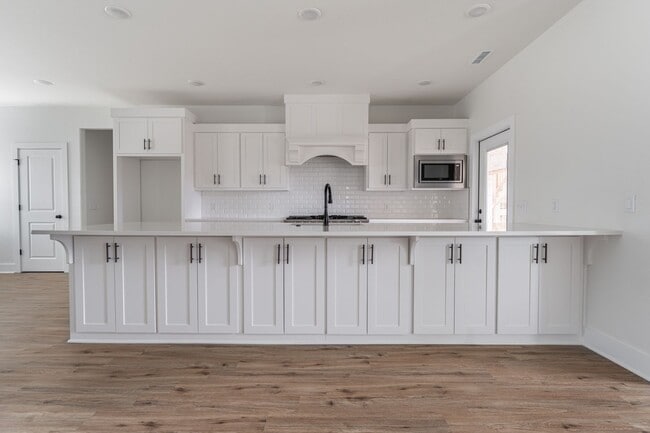 Building Photo - Beautiful Home on Two Acres