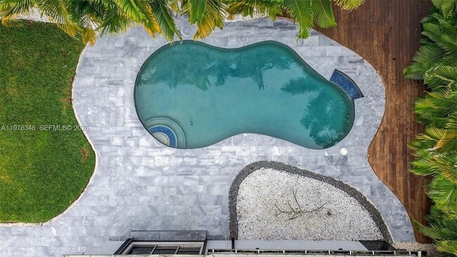 Building Photo - 425 NE 114th St