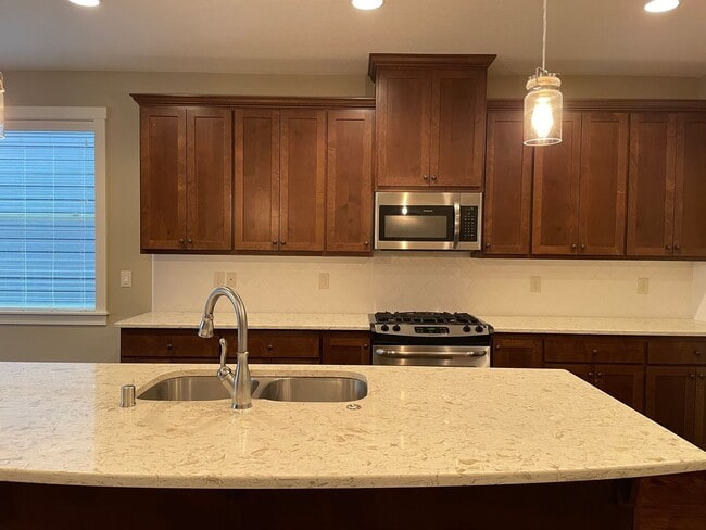 Building Photo - LUXURY 4 BD TOWNHOME! GATED PARKER VILLAGE...