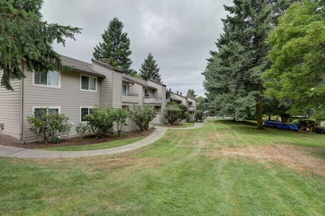 Building Photo - 2 Bedroom Ground Floor Condo in the Heart of Woodinville!