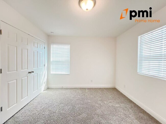 Building Photo - "Stunning 4-Bed Home with 2.5 Baths & Spac...