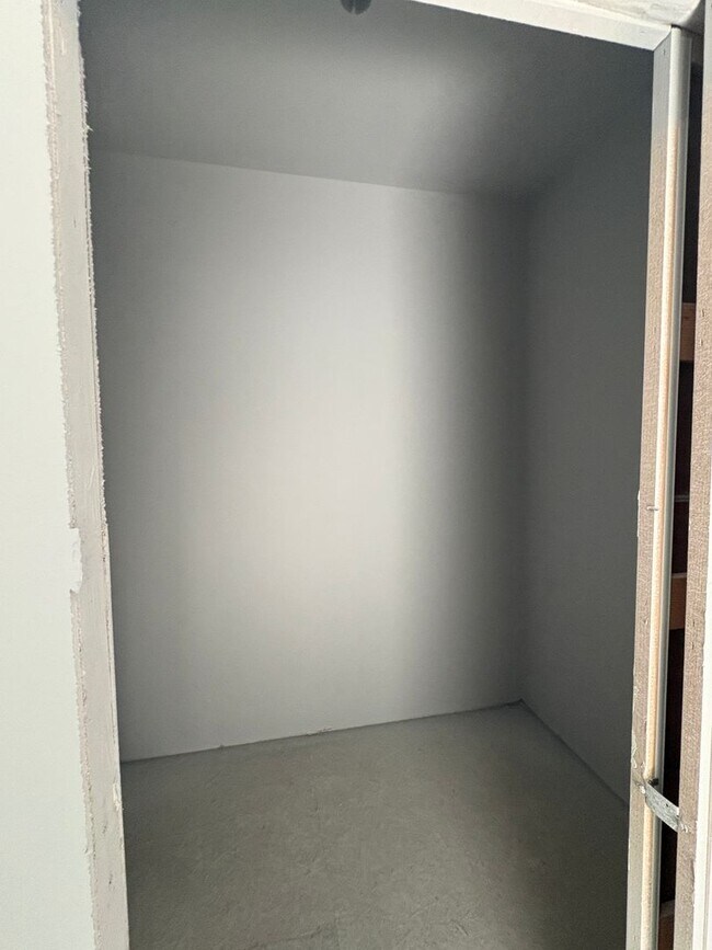Building Photo - Brand New - Big 5 bedroom House