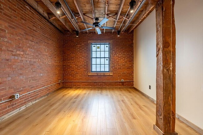 Building Photo - 453 E Main St