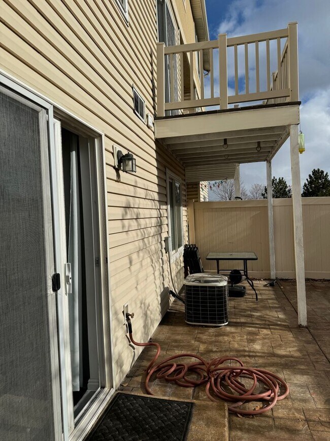 Building Photo - Townhouse with Spacious layout and convien...