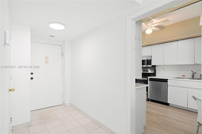 Building Photo - 5001 Collins Ave
