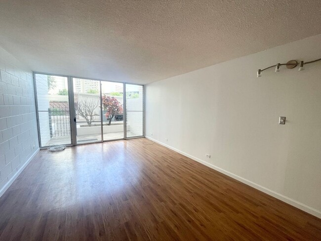 Building Photo - Ground Floor Unit in Likini West Available...