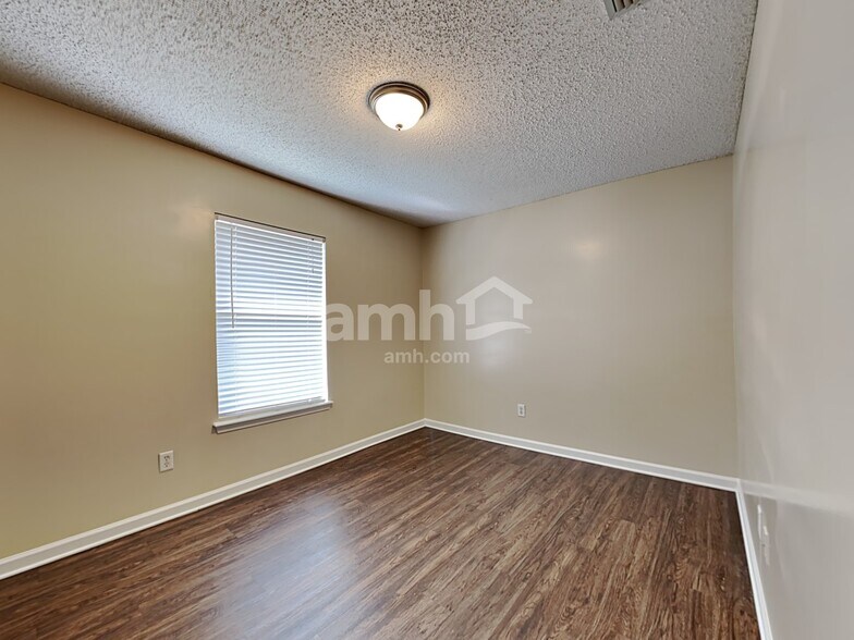 Building Photo - 2562 Glenfield Dr