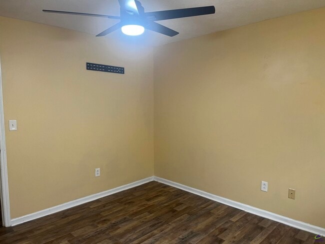 Building Photo - 409 Forest Lake Dr