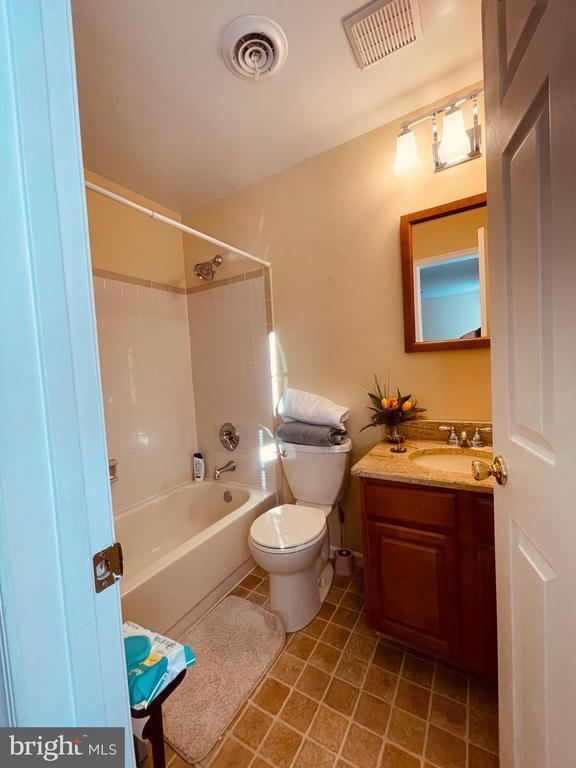 Building Photo - 404 Navaho Dr