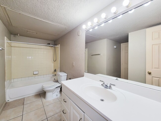 Building Photo - This charming home offers 3 bedrooms and 2...